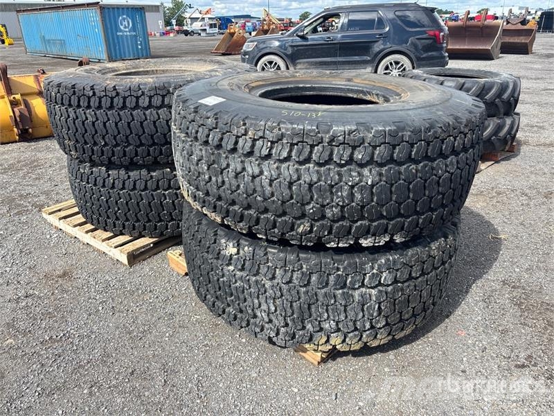 Quantity of (4) 20.5x25 Tires - Fits Wheel Loader Opony, koła i felgi