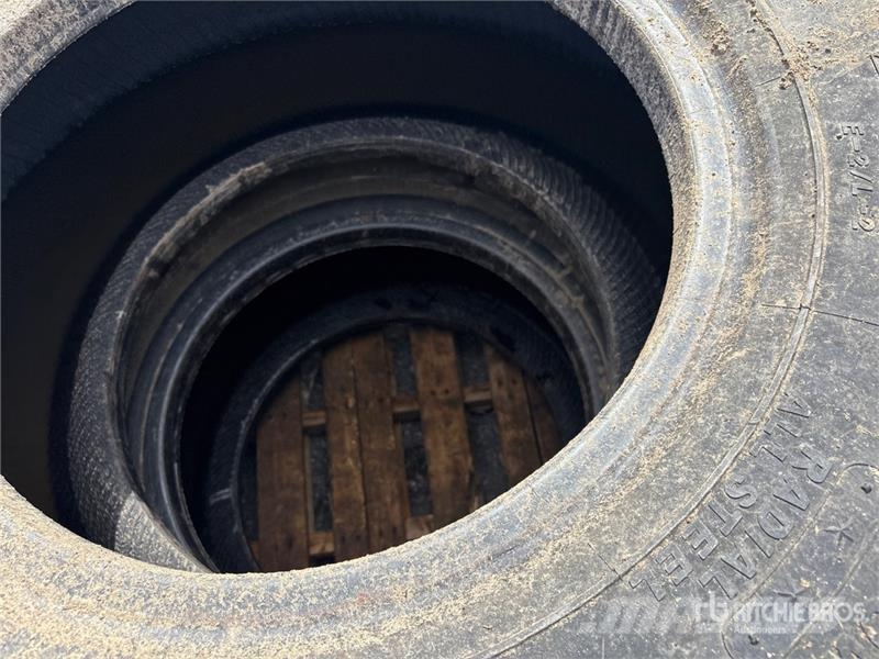 Quantity of (4) 20.5x25 Tires - Fits Wheel Loader Opony, koła i felgi