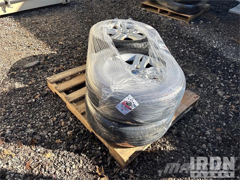 Quantity of (4) 225-65-17 Tires Gume, točkovi i felne