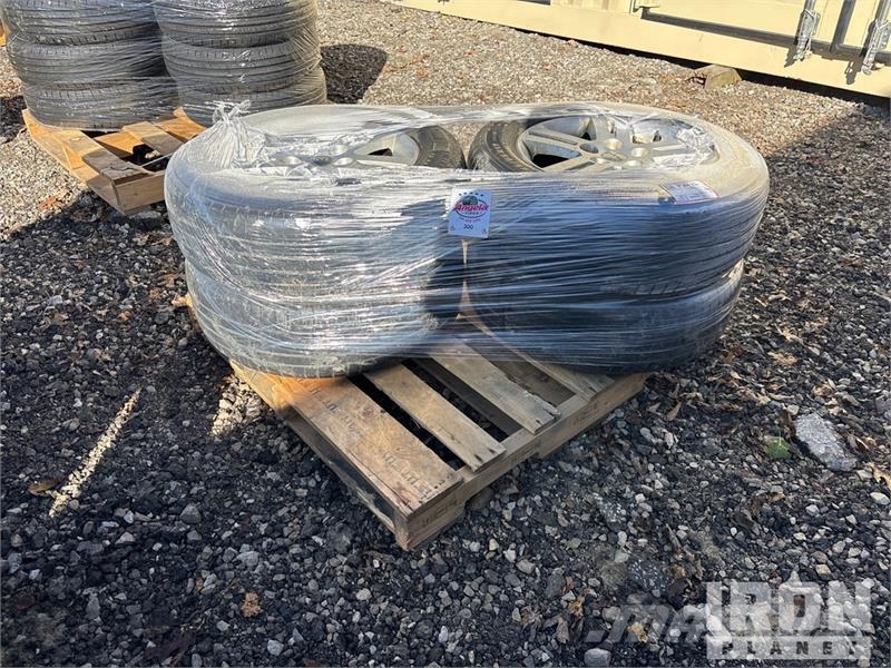 Quantity of (4) 225-65-17 Tires Gume, točkovi i felne