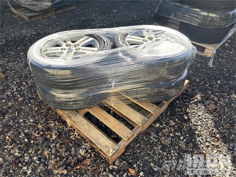 Quantity of (4) 225-65-17 Tires Gume, točkovi i felne