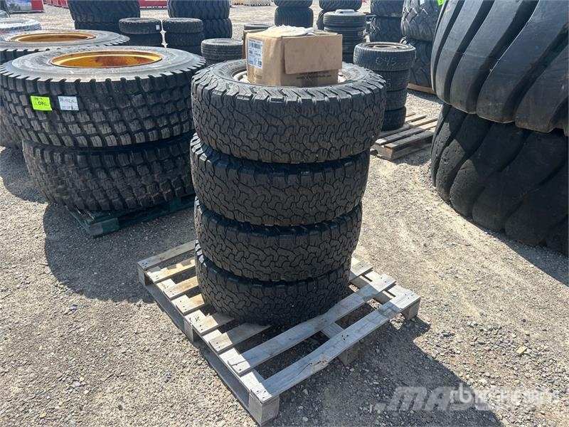 Quantity of (4) 265/70R17 BF Goodrich KO2 Snow Tir Tyres, wheels and rims