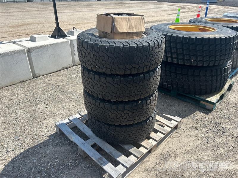 Quantity of (4) 265/70R17 BF Goodrich KO2 Snow Tir Tyres, wheels and rims