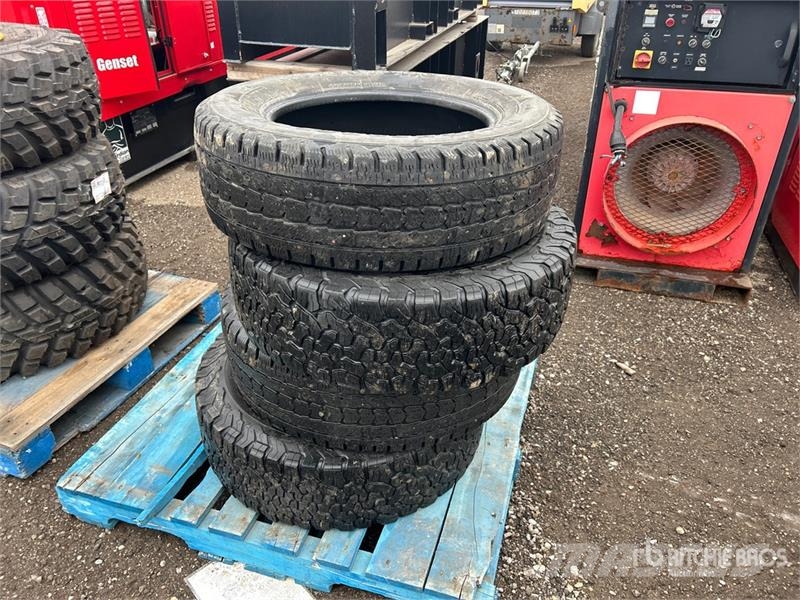 Quantity of (4) 275/65R20 Tires الإطارات والعجلات والحافات