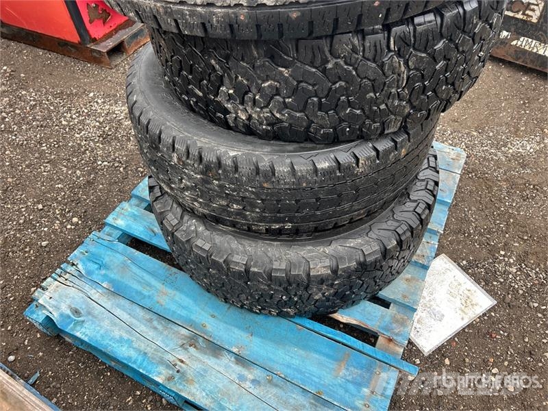 Quantity of (4) 275/65R20 Tires الإطارات والعجلات والحافات