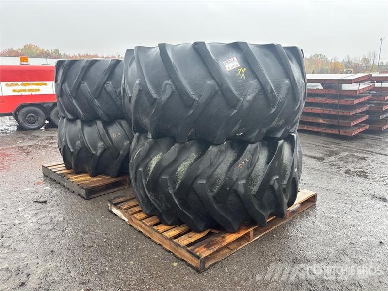 Quantity of (4) 30.5-32 Tires Gume, točkovi i felne