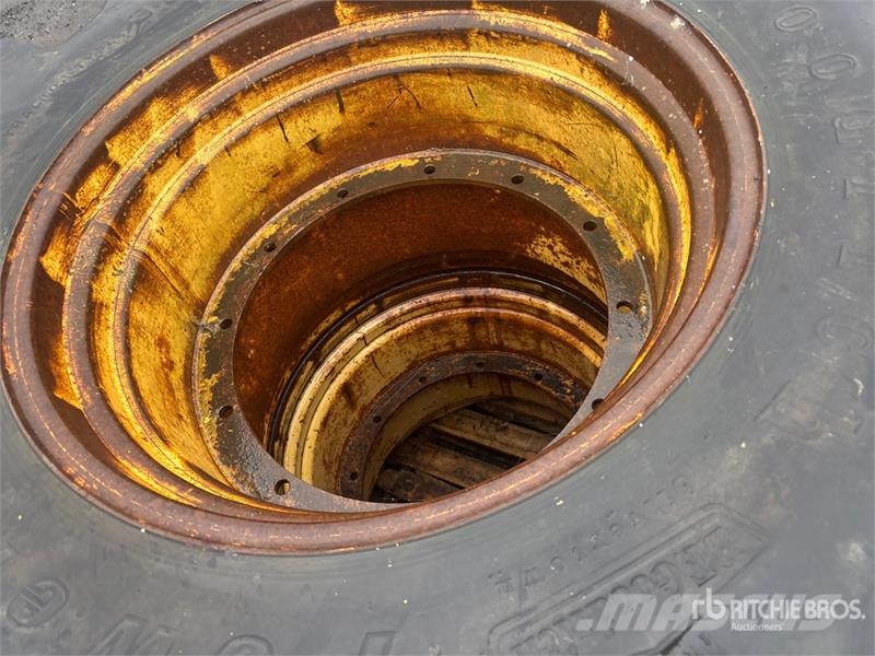 Quantity of (4) 30.5-32 Tires Gume, točkovi i felne