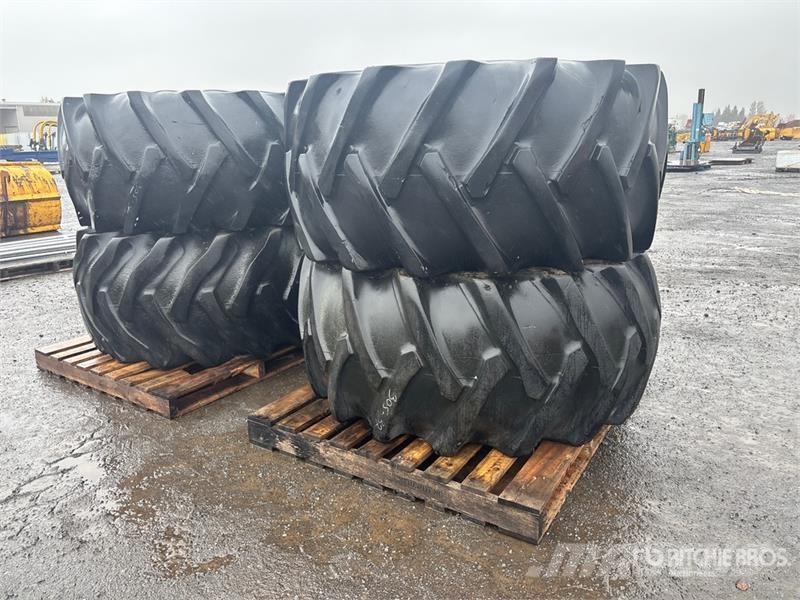 Quantity of (4) 30.5-32 Tires Gume, točkovi i felne