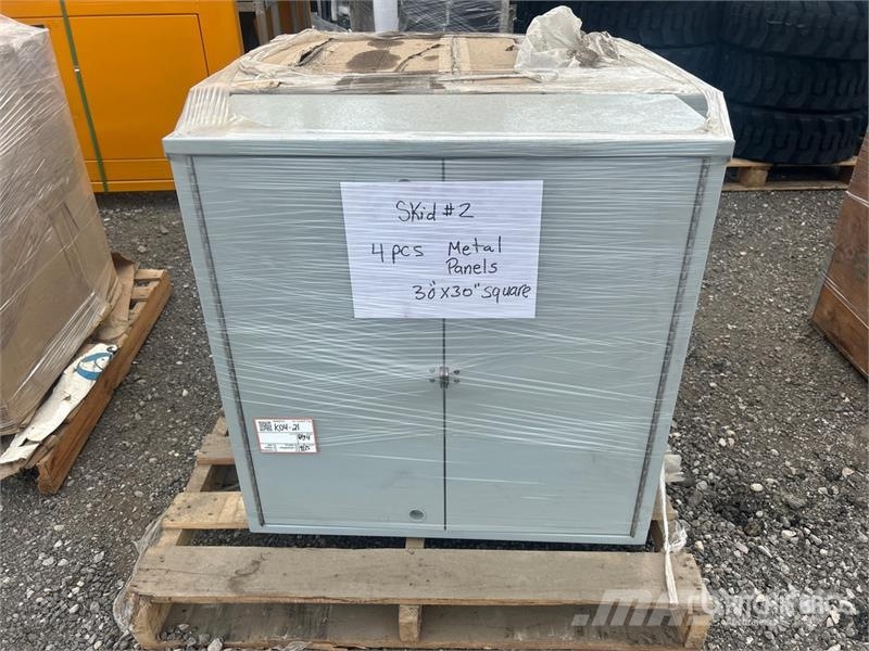 Quantity of (4) 30x30 Square Metal Panels Andre komponenter
