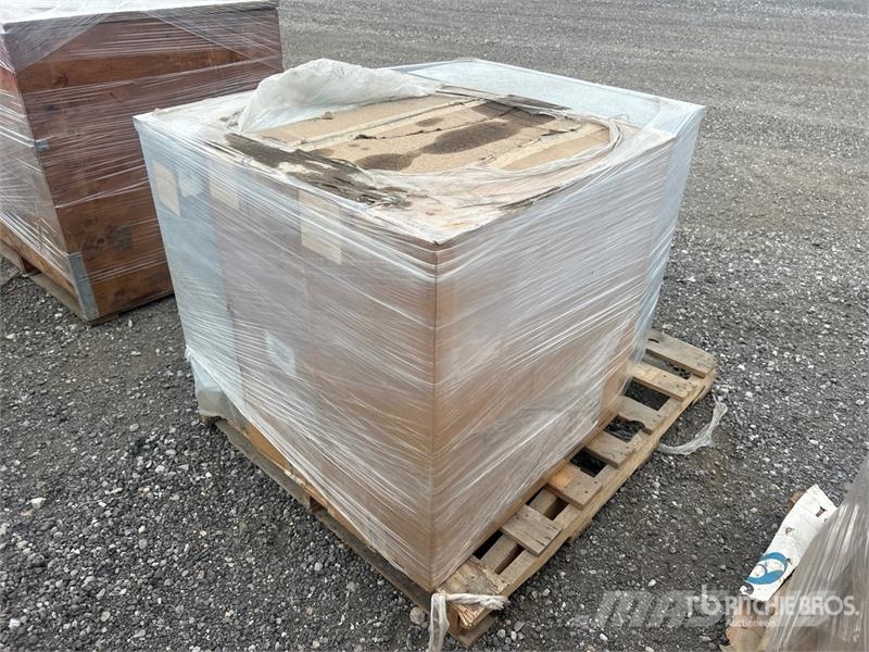 Quantity of (4) 30x30 Square Metal Panels Andre komponenter