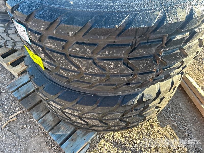 Quantity of (4) 385/65R22.5 Tires Tyres, wheels and rims