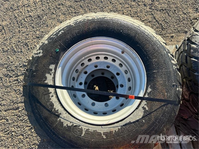 Quantity of (4) 385/65R22.5 Tires Tyres, wheels and rims