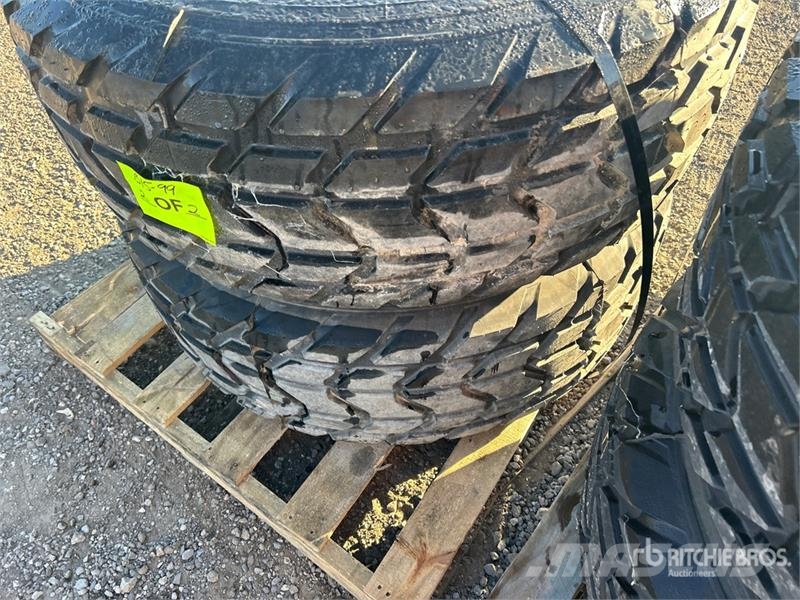 Quantity of (4) 385/65R22.5 Tires Tyres, wheels and rims