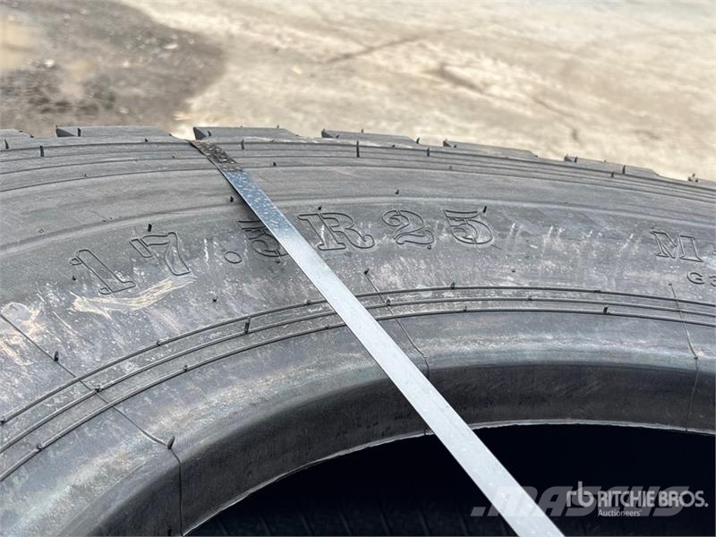  Quantity of (4) Beaver 17.5R25 Tires Gume, točkovi i felne