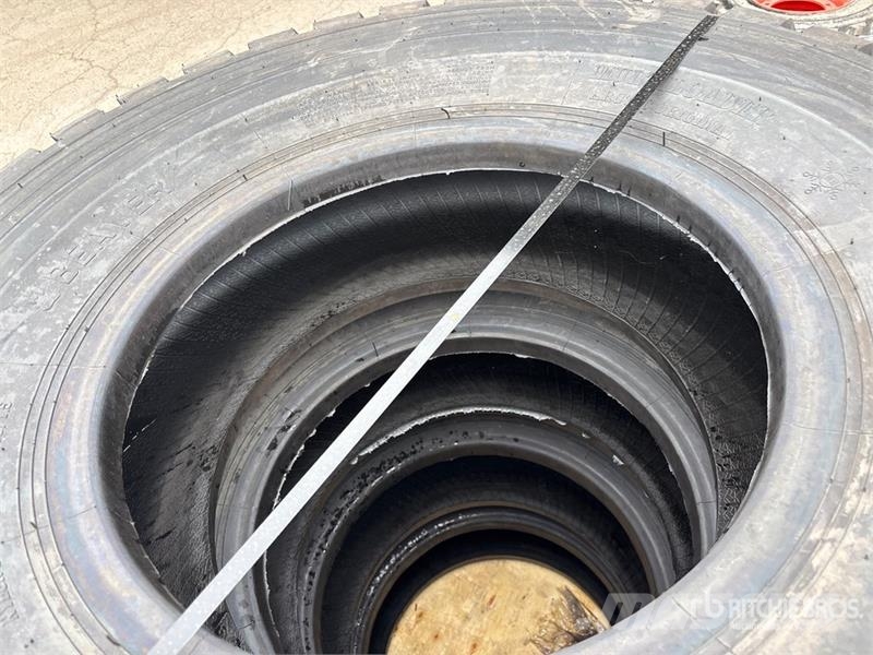  Quantity of (4) Beaver 17.5R25 Tires Gume, točkovi i felne