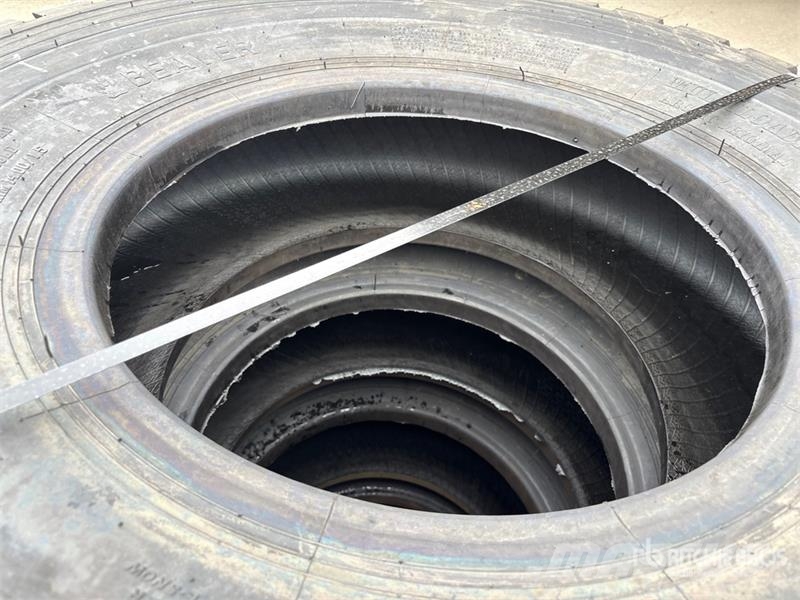 Quantity of (4) Beaver 17.5R25 Tires Gume, točkovi i felne