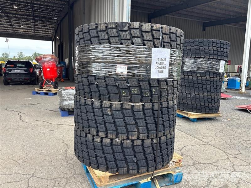  Quantity of (4) Beaver 17.5R25 Tires Gume, točkovi i felne