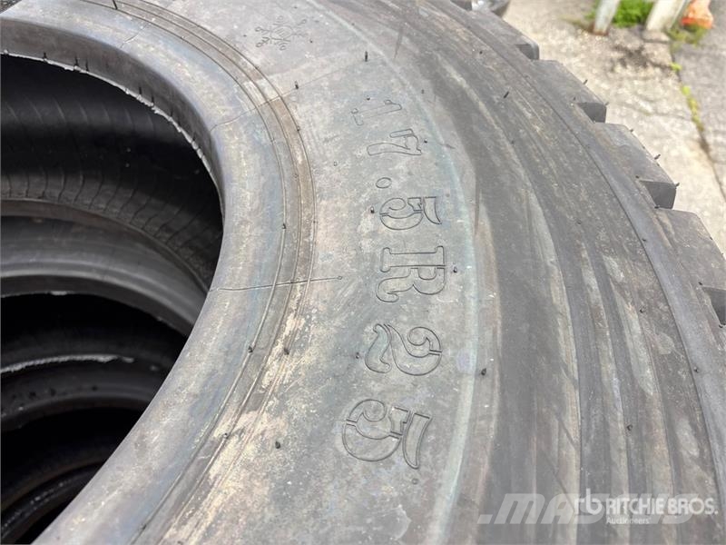  Quantity of (4) Beaver 17.5R25 Tires Gume, točkovi i felne