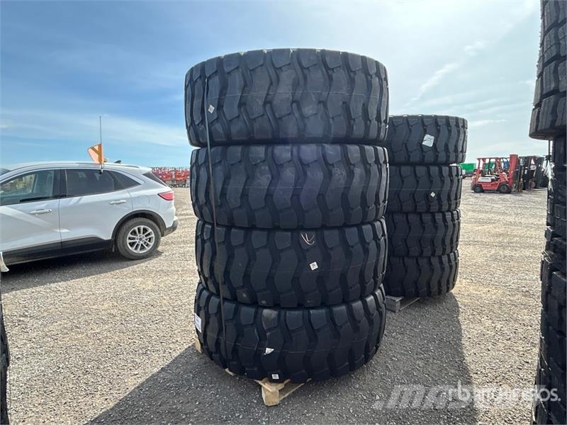 Quantity of (4) Beaver 23.5R25 Radial Tires (Unuse Gume, točkovi i felne