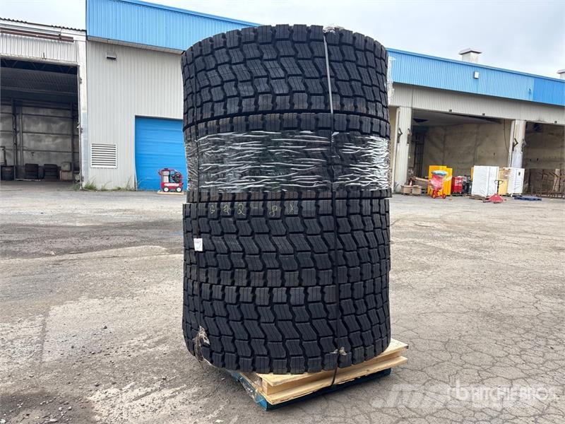 Quantity of (4) Beaver 23.5R25 Tires Gume, točkovi i felne