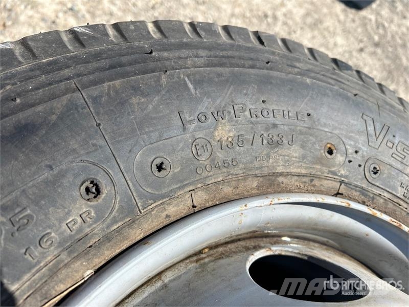 Quantity of (4) Bridgestone 215/75R17.5 Tires Tyres, wheels and rims
