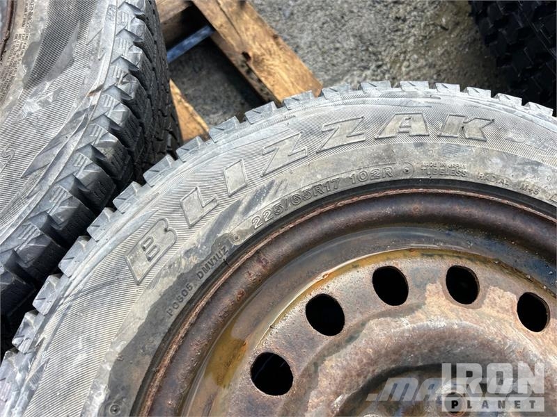 Quantity of (4) Brigestone Blizzak 225/65R17 Tires Tyres, wheels and rims