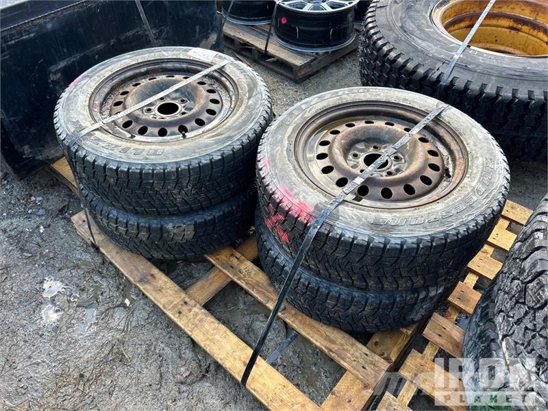 Quantity of (4) Brigestone Blizzak 225/65R17 Tires Tyres, wheels and rims