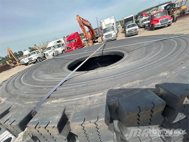 Quantity of (4) Dumax 23525D568 23.5R25 Radial Tir Gume, točkovi i felne