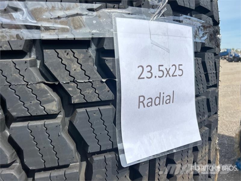 Quantity of (4) Dumax 23525D568 23.5R25 Radial Tir Gume, točkovi i felne