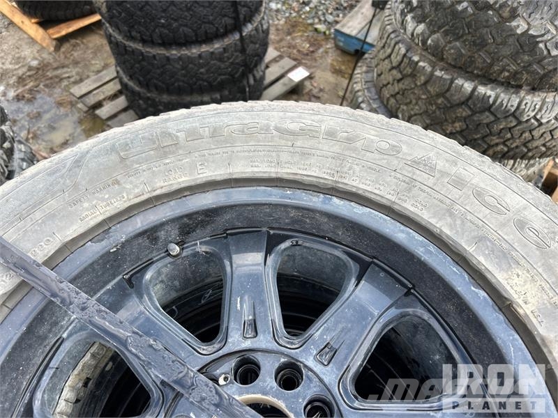 Quantity of (4) Goodyear ultra 275/70R18 Tires Tyres, wheels and rims