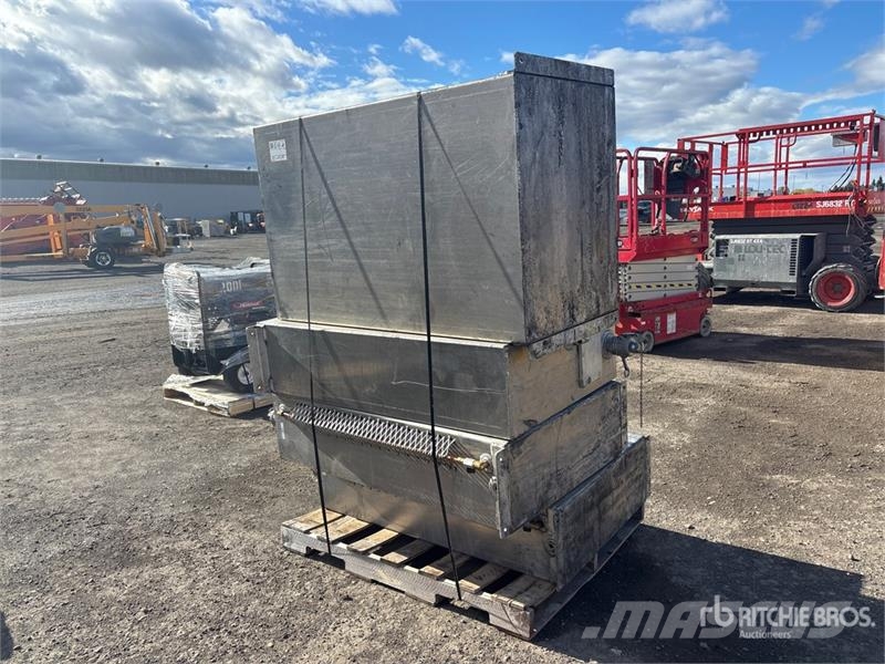  Quantity of (4) Hydraulic Tank Kraftstoff- und Zusatzstoffbehälter