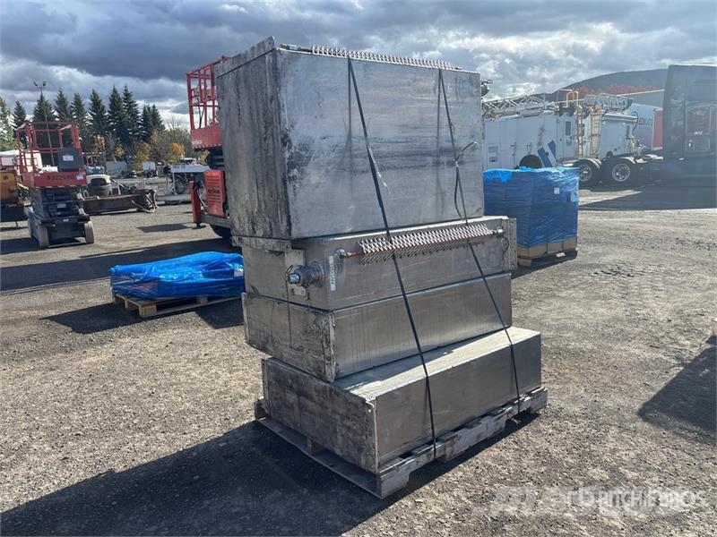  Quantity of (4) Hydraulic Tank Kraftstoff- und Zusatzstoffbehälter