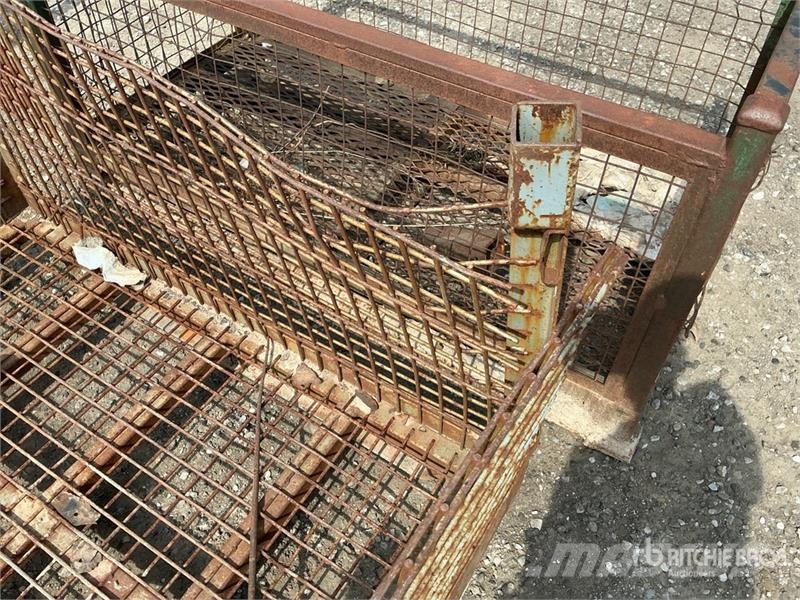 Quantity of (4) Metal Crates Inne akcesoria