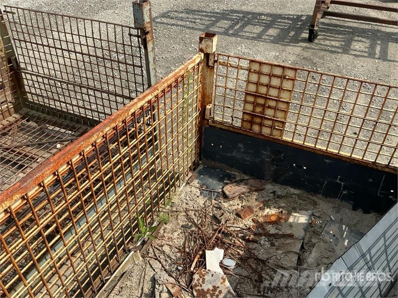 Quantity of (4) Metal Crates Inne akcesoria