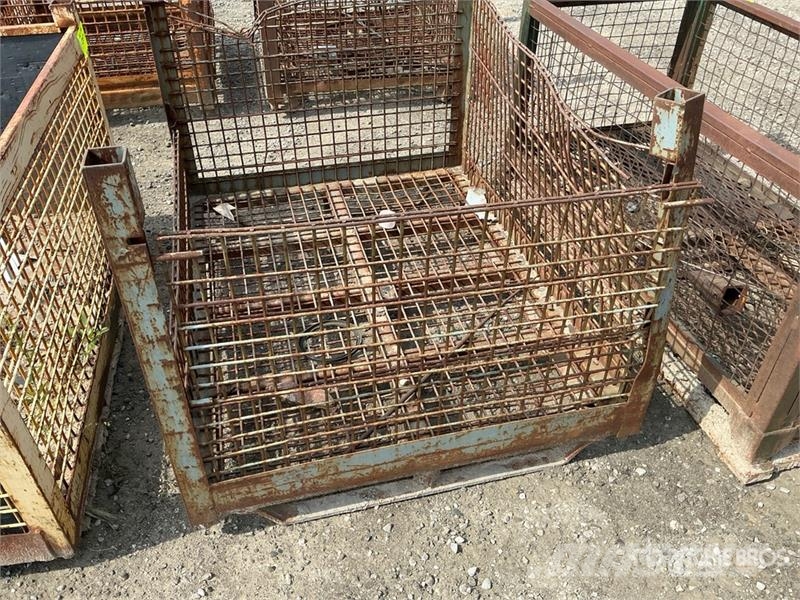 Quantity of (4) Metal Crates Inne akcesoria