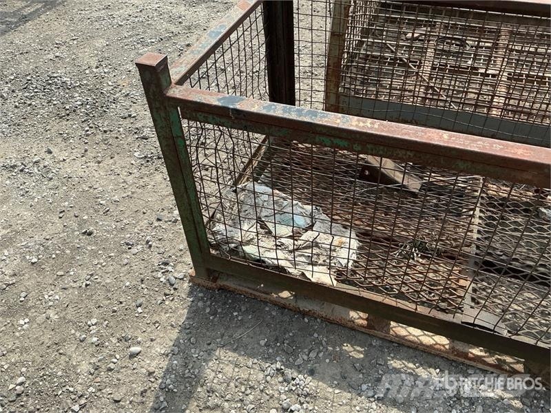 Quantity of (4) Metal Crates Inne akcesoria