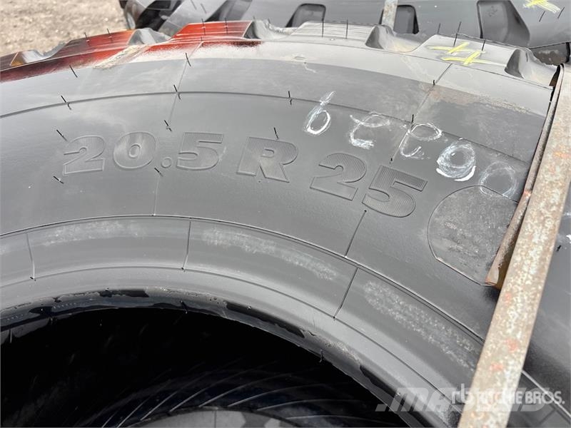 Quantity of (4) Michelin XTLA 20.5R25 Tires Gume, točkovi i felne
