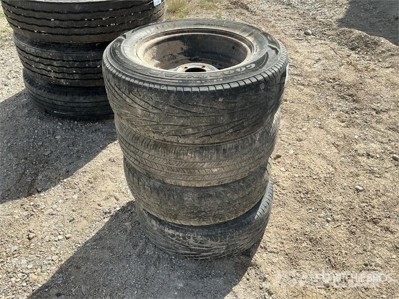Quantity of (4) Miscellaneous Tires Pneumatici, ruote e cerchioni