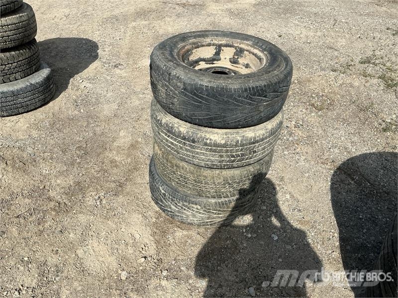 Quantity of (4) Miscellaneous Tires Pneumatici, ruote e cerchioni