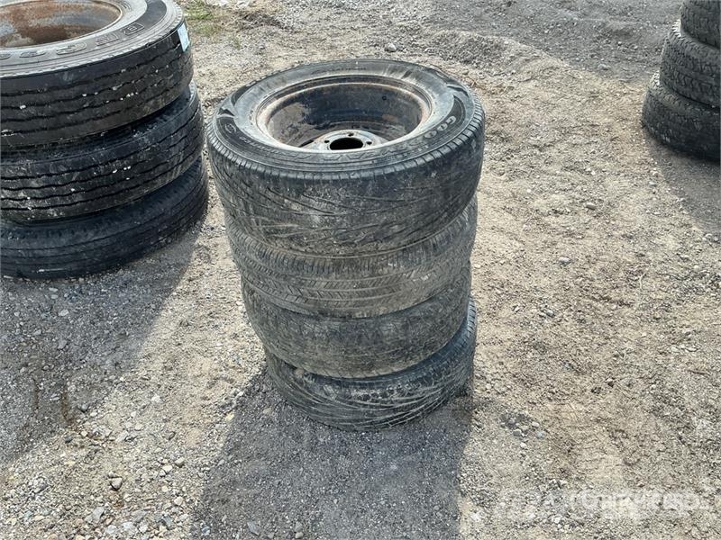 Quantity of (4) Miscellaneous Tires Pneumatici, ruote e cerchioni