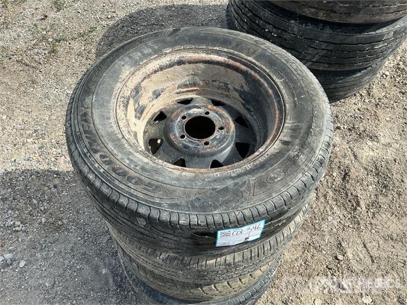 Quantity of (4) Miscellaneous Tires Pneumatici, ruote e cerchioni