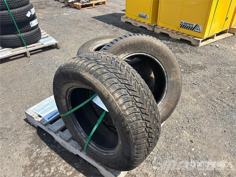 Quantity of (4) Nokian 245/65R17 Tires Opony, koła i felgi