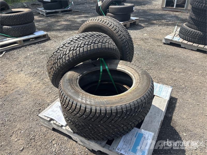 Quantity of (4) Nokian 245/65R17 Tires Opony, koła i felgi