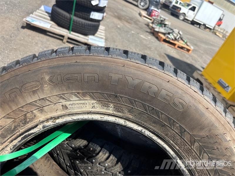Quantity of (4) Nokian 245/65R17 Tires Opony, koła i felgi