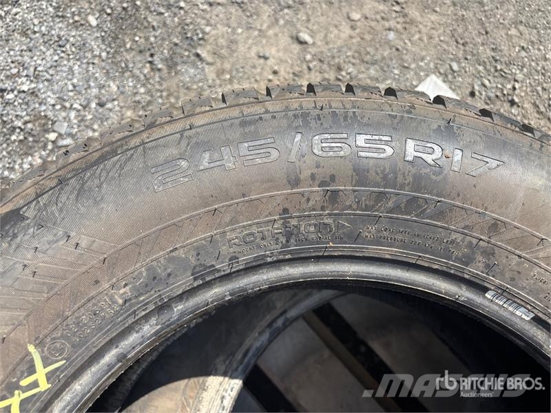 Quantity of (4) Nokian 245/65R17 Tires Opony, koła i felgi