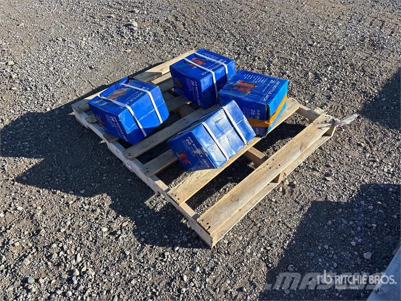  Quantity of (4)  Powertek 20T lifter 20 ton Pneuma معدات البناء - غير ذلك