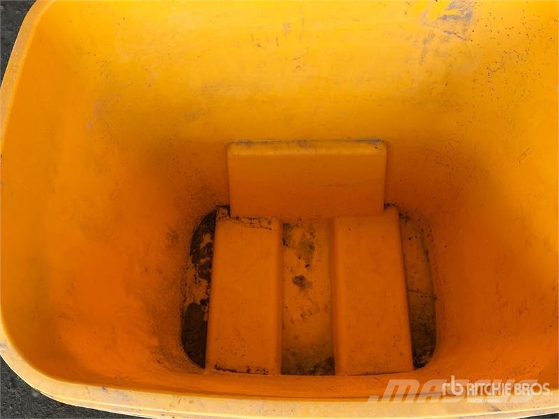 Quantity of (4) Salt Bins Drugi deli