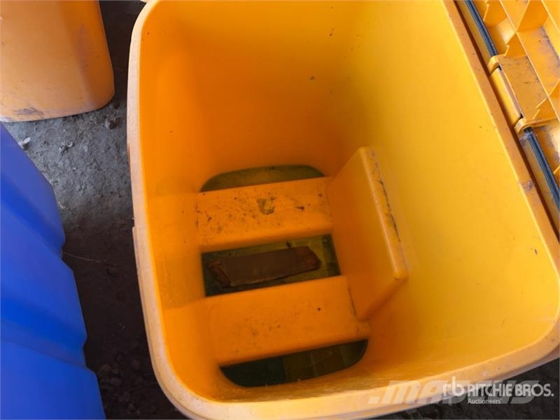 Quantity of (4) Salt Bins Drugi deli