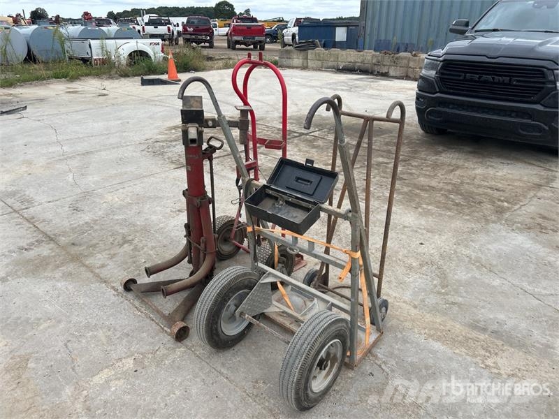  Quantity of (4) Shop Carts Andre komponenter