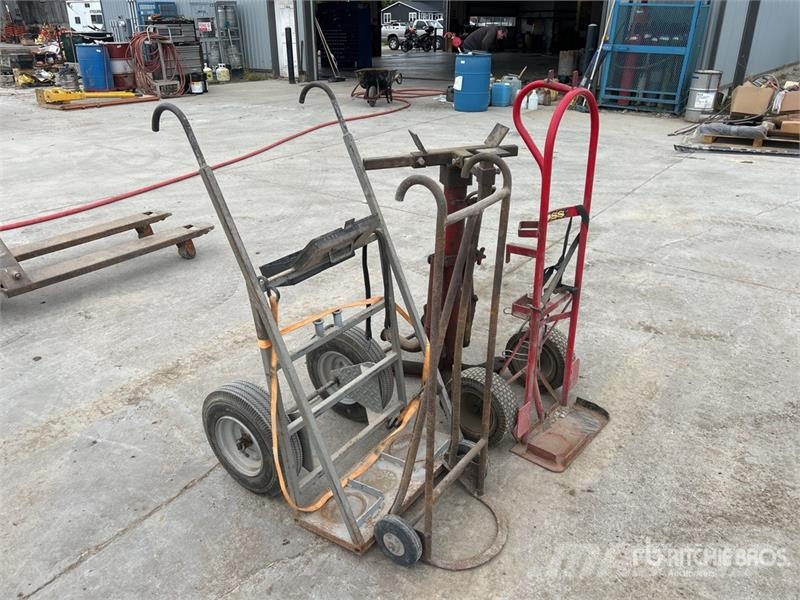  Quantity of (4) Shop Carts Andre komponenter